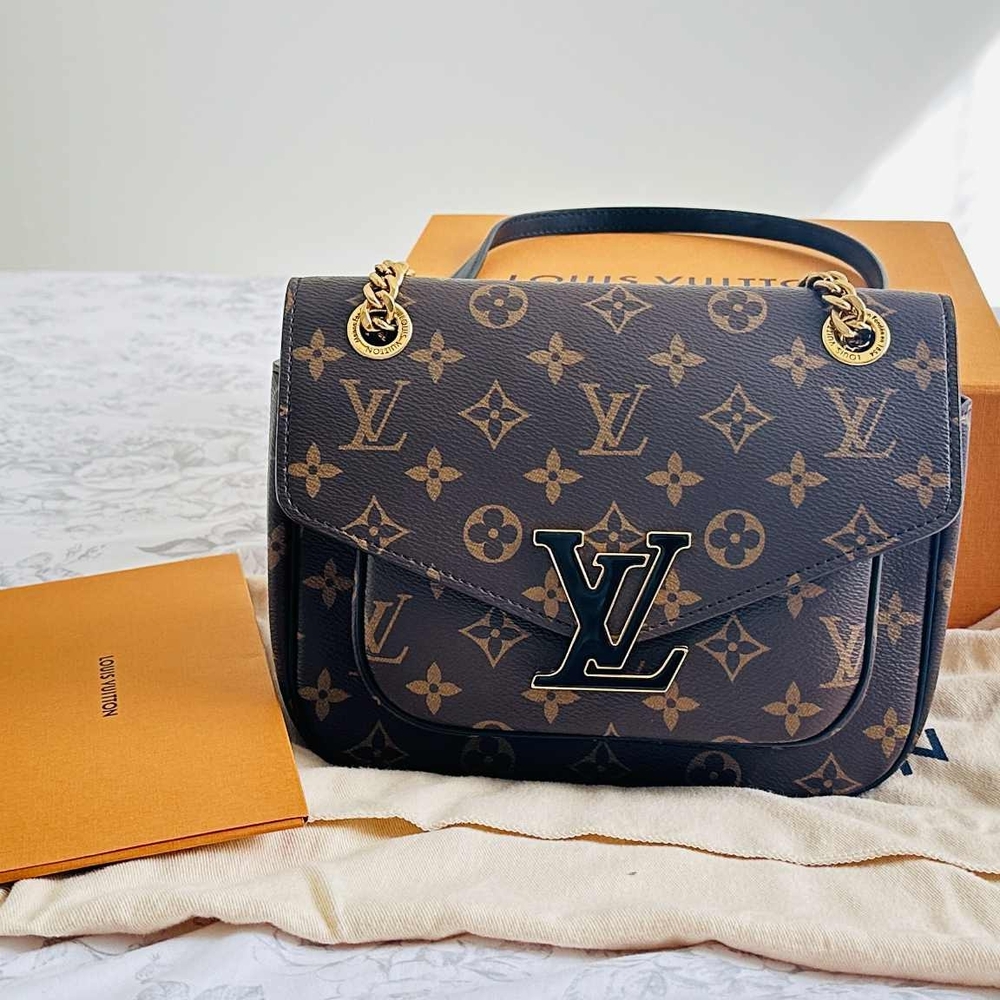 Authentic Louis Vuitton Passy Monogram bag. 🤎👜